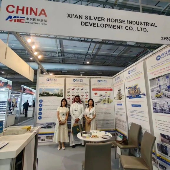 Visitors at Xi'an Silver Horse block making machine booth